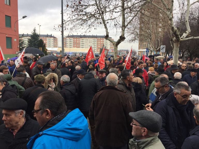 La concentración se celebró a las puertas de la Seguridad Social