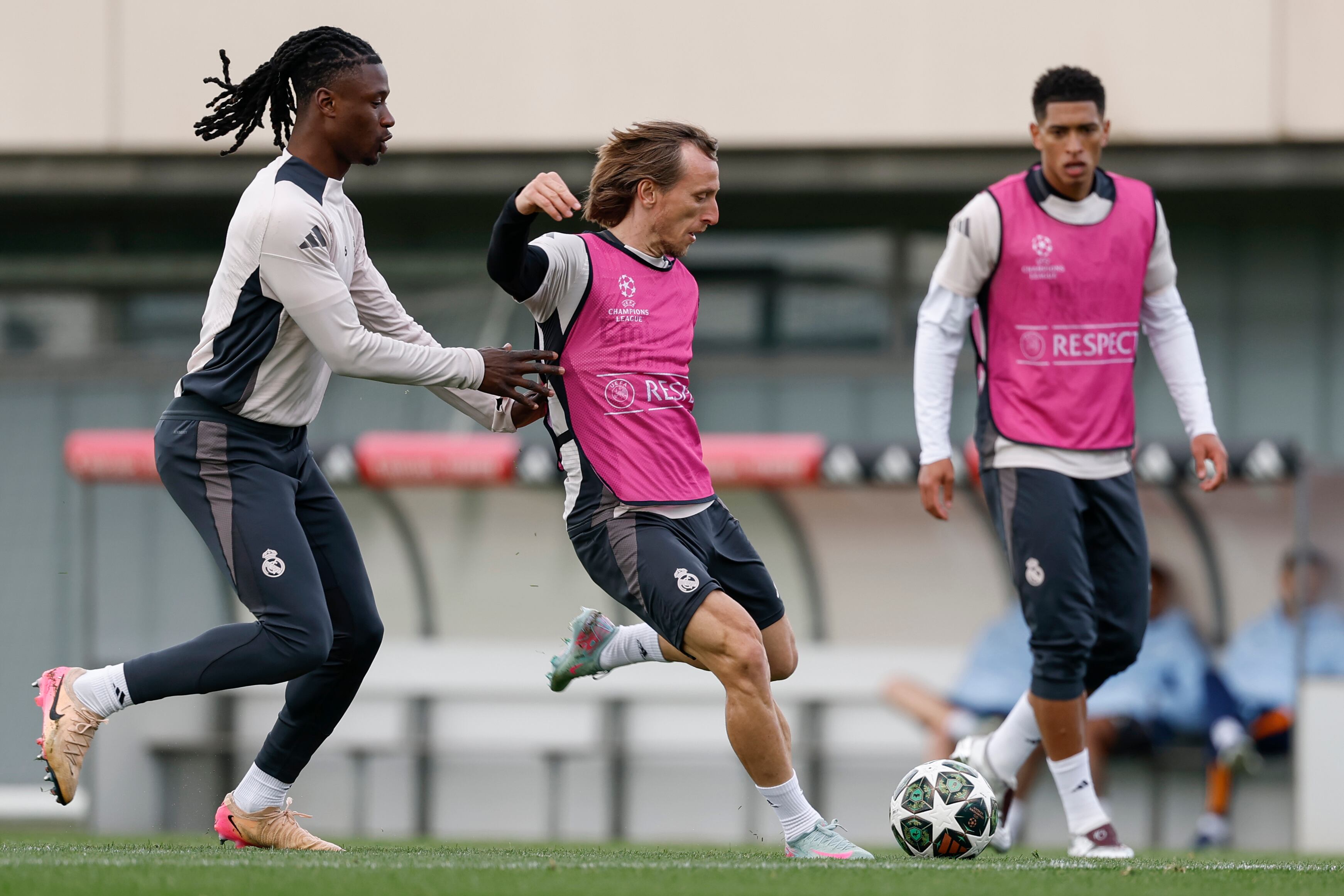 Camavinga, Modric y Bellingham se ejercitan con balón con el Real Madrid