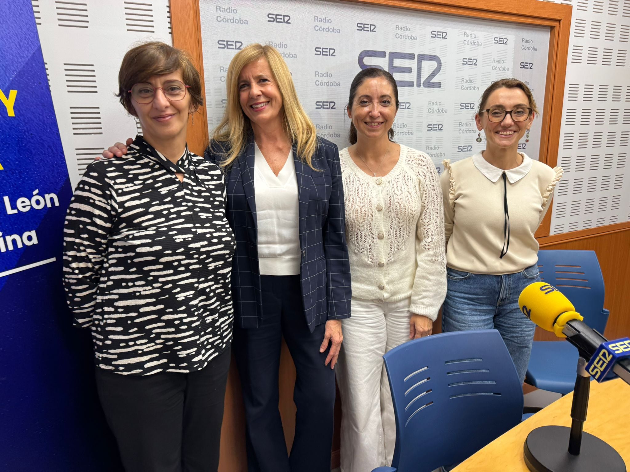 En Radio Córdoba, de izquierda a derecha, la periodista María José Martínez; la coordinadora del IAM, Rosario Alarcón; la presidenta de la comisión de Violencia de Género del hospital Reina Sofía, María José Castro, y la vicerrectora de Igualdad de la UCO, Sara Pinzi.