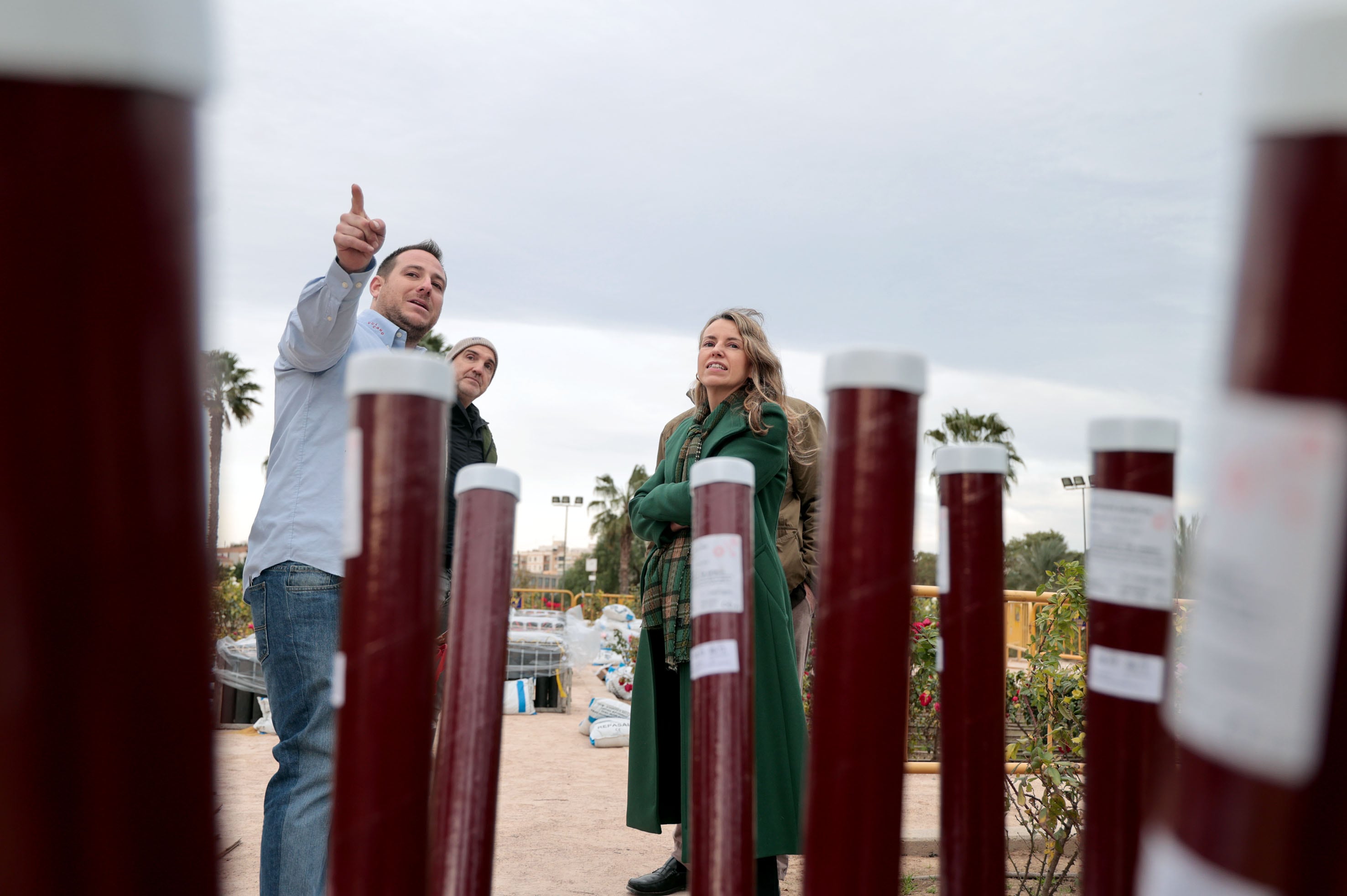 La concejala Julia Climent ha visitado este domingo el montaje del mayor castillo de fuegos artificiales que se disparará esta Nochevieja en España, según el Ayuntamiento de València.