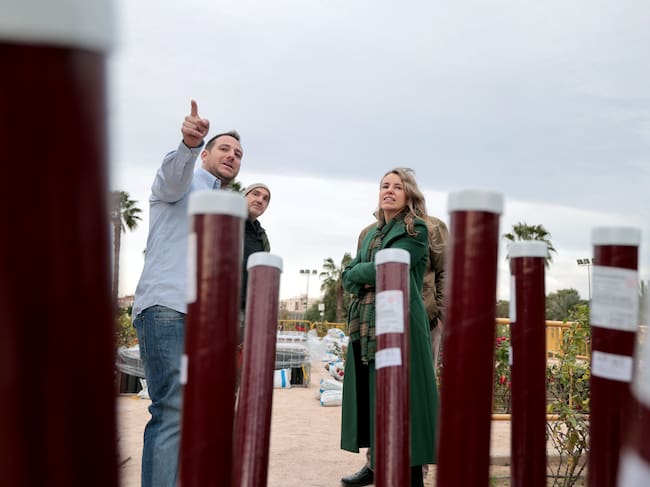 La concejala Julia Climent ha visitado este domingo el montaje del mayor castillo de fuegos artificiales que se disparará esta Nochevieja en España, según el Ayuntamiento de València.