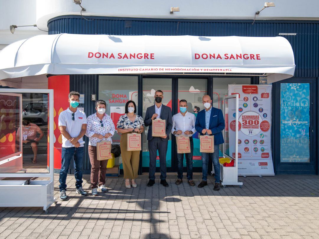 Visita al nuevo punto de donación de sangre de Playa Honda.