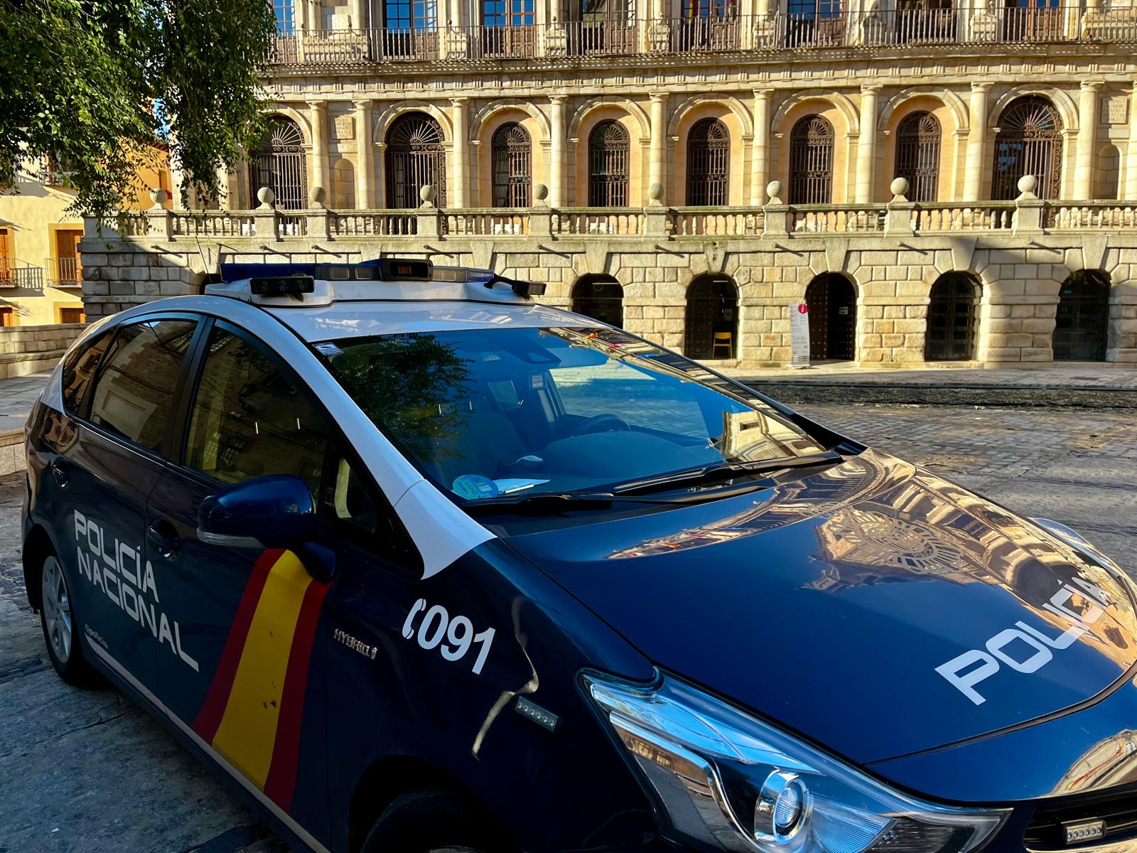 Imagen de archivo de un coche patrulla de la Policía Nacional, estacionado en la Plaza del Ayuntamiento de Toledo