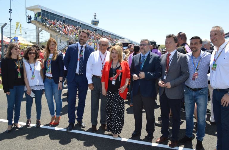 El Consejero junto al resto de autoridades en el circuito de Jerez