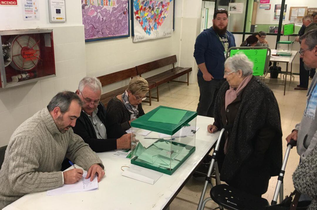 Ciudadanos ejerciendo su derecho al voto en las pasadas autonómicas