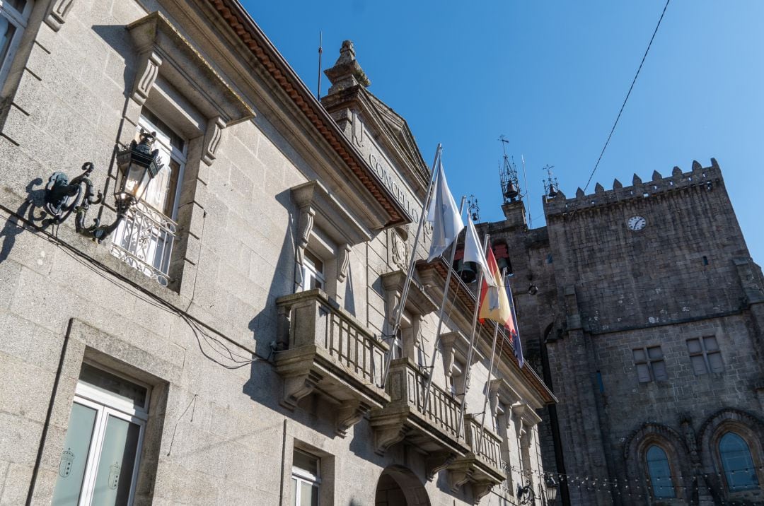 Fachada de la Casa do Concello de Tui con la catedral al fondo. 