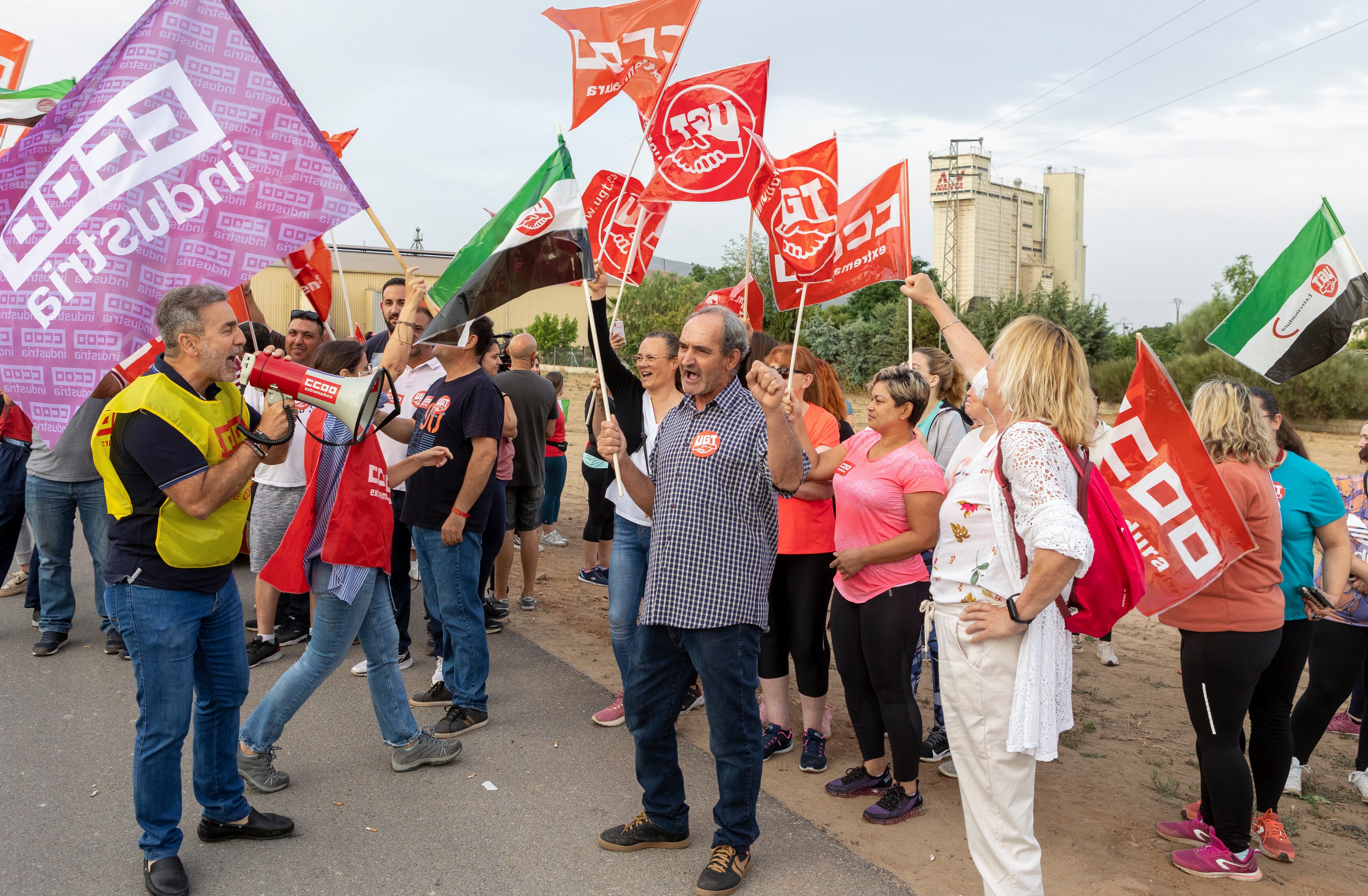 MÉRIDA, 16/06/2022.- Manifestantes en frente de la central hortofrutícula de Mérida este jueves con motivo de la huelga convocada por UGT y CCOO ante la falta de acuerdo con la patronal por el nuevo convenio, especialmente en materia de complementos y tablas salariales y duración de la jornada laboral. EFE/ Jero Morales
