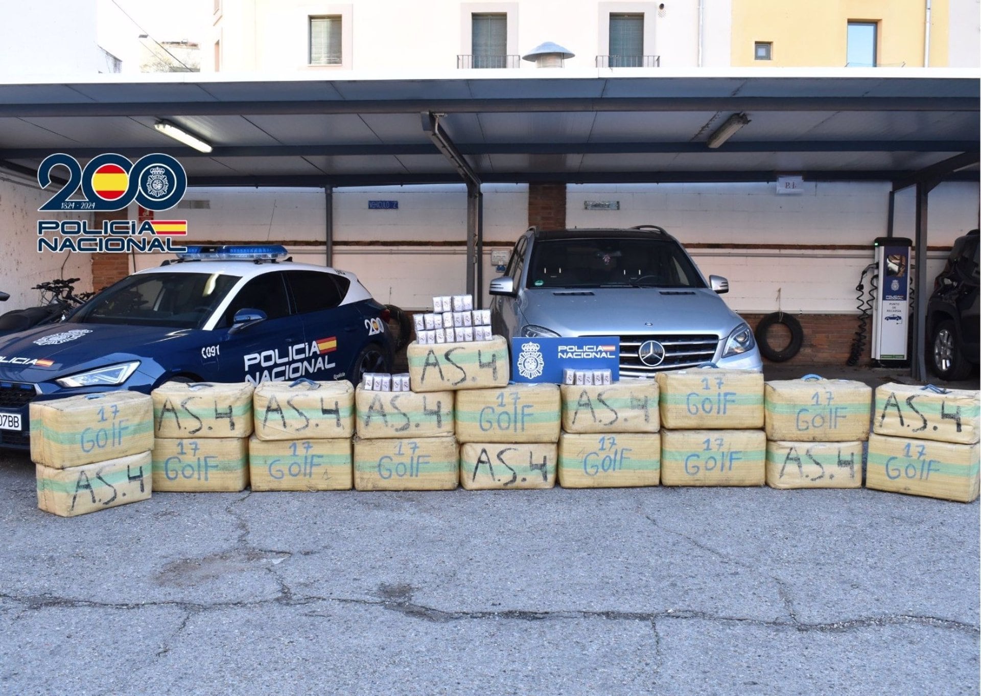 La organización realizaba el transporte de la mercancía ilícita desde la provincia de Málaga a un almacén de Viladrau (Girona) mediante el método &#039;Go Fast&#039;, en el que un convoy de vehículos de gran cilindrada, trasladaba la droga desde un punto a otro