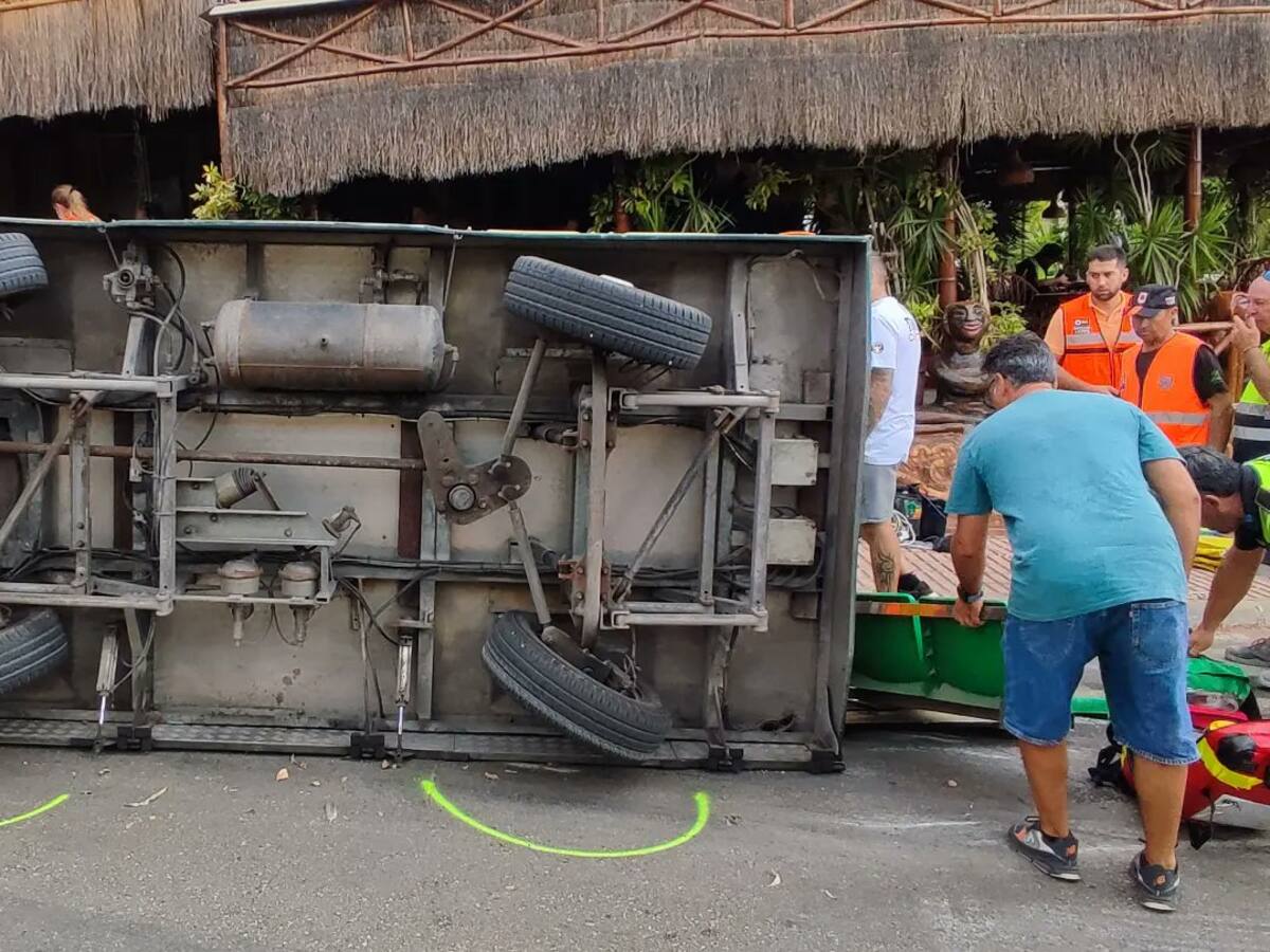 Un total de 11 personas, heridas al volcar un tren turístico en Cala d'Or