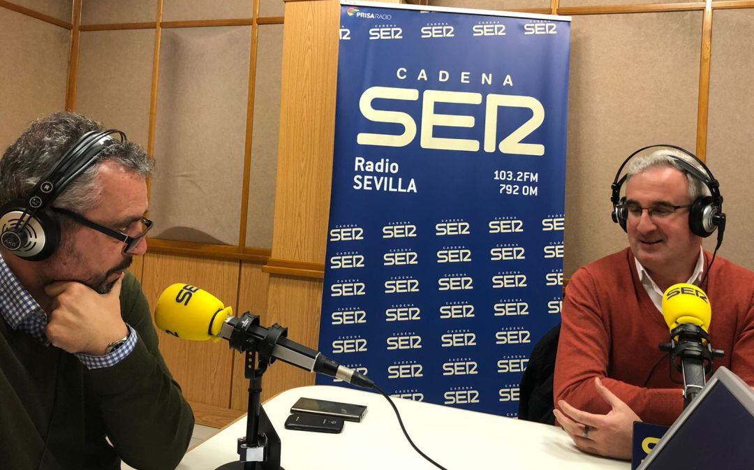 Fray Juan Dobado, prior del Convento del Santo Ángel, junto a Paco García en el estudio del programa cofradiero de Radio Sevilla, Cruz de Guía