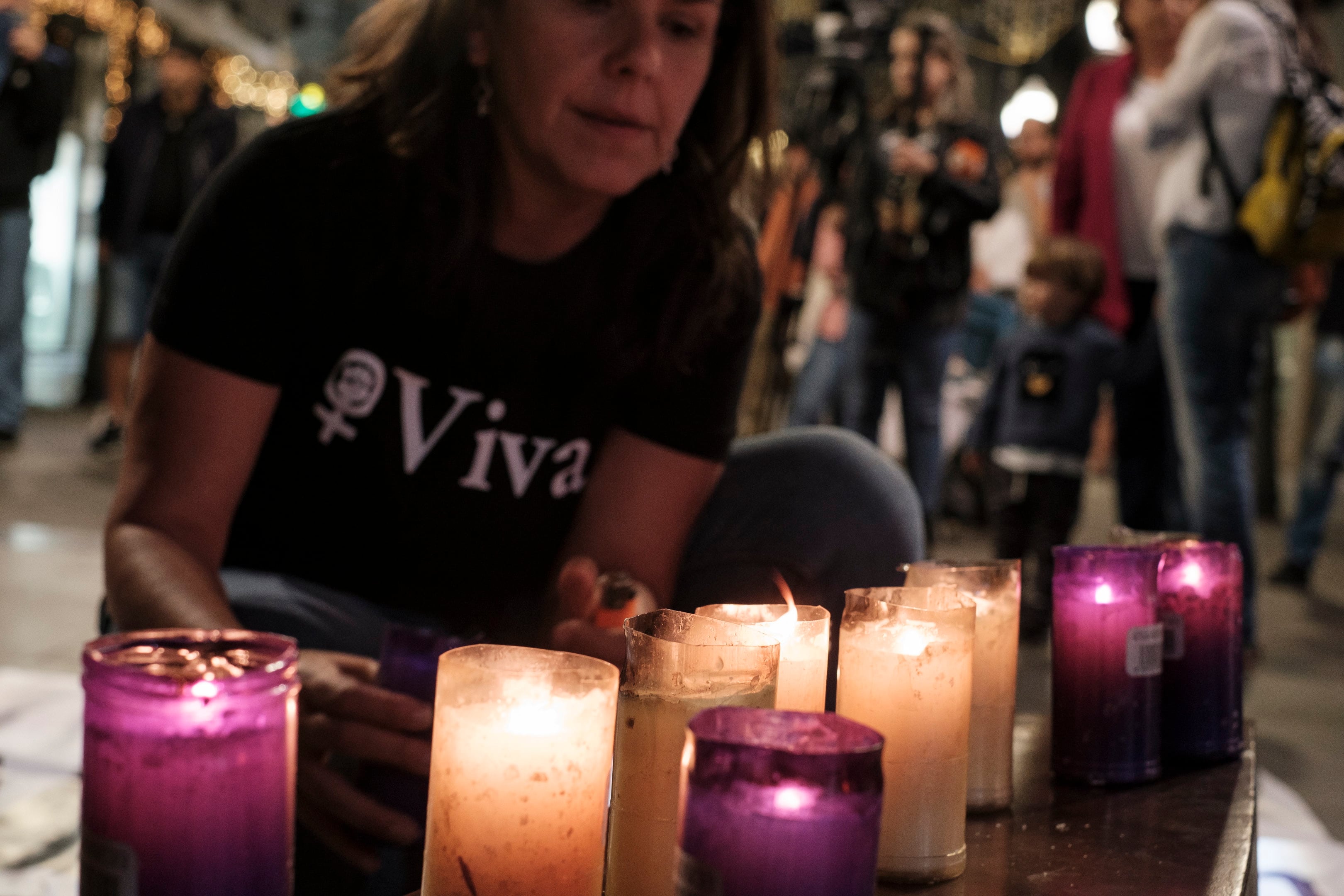 La Red Feminista de Gran Canaria celebró el pasado 9 de enero una concentración en Las Palmas para condenar el asesinato machista de Hayate, de 46 años, en Adeje (Tenerife), presuntamente a manos de su expareja, en un ataque en el que también resultó herido uno de sus cuatro hijos menores al intentar ayudarla.