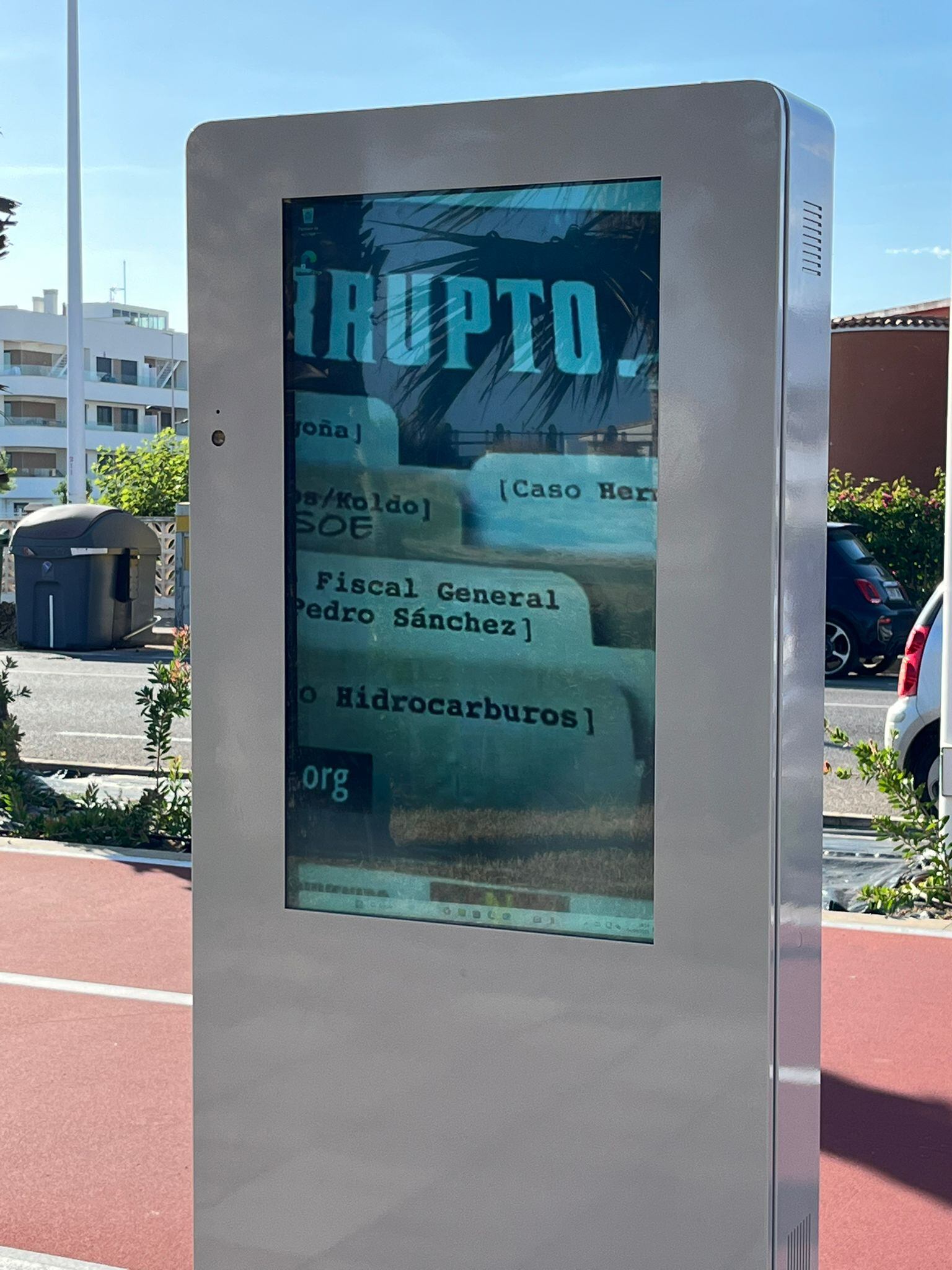 Panel de la avenida Ferrandis Salvador (Castellón), de propiedad municipal, con mensajes difamatorios contra el presidente del Gobierno.