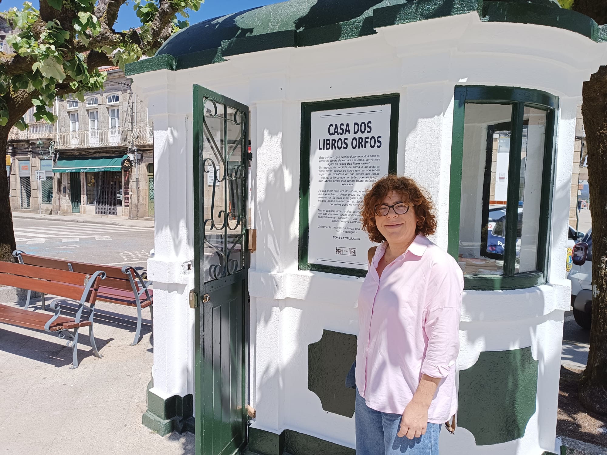 La concejala de Cultura de Tui, Sonsoles Vicente, delante del quiosco de la Plaza de la Inmaculada convertido en la &quot;Casa dos Libros Orfos&quot;