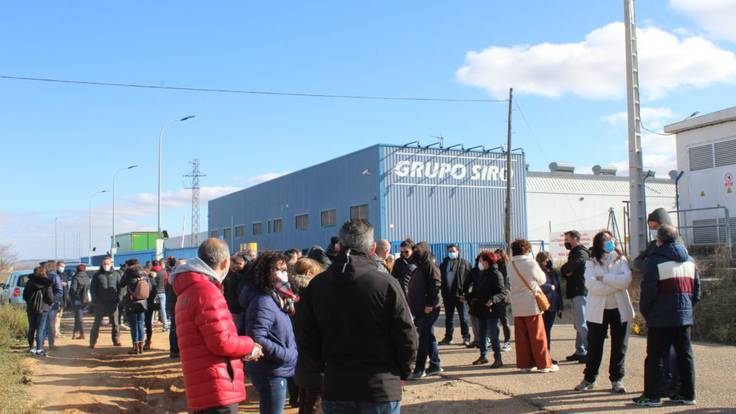 Trabajadores ante la fábrica de Siro en Toro