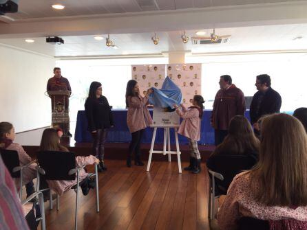 Falleras Mayores de Dénia descubriendo el cartel 2019.