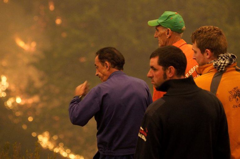Vecinos y voluntarios preocupados por las llamas en Galicia