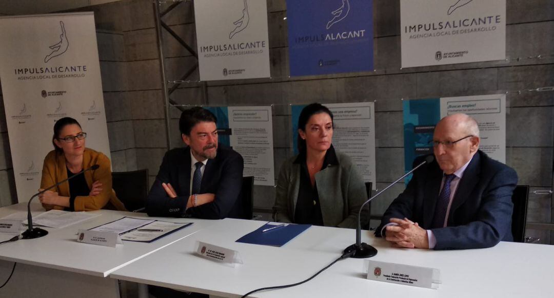 El alcalde Luis Barcala durante una firma de un convenio de formación con FECIA