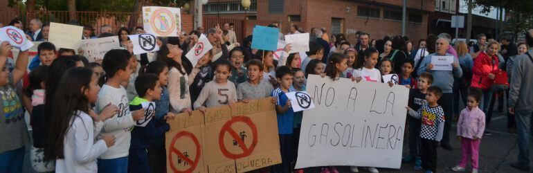 Concentracion en contra de la Estación de Servicio