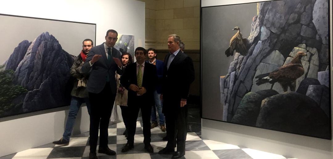 De izquierda a derecha el alcalde de Arjona, Juan Latorre; el presidente de la Diputación de Jaén, Francisco Reyes y el artista holandés, Alwin van der Linde, durante la inauguración de la exposición.