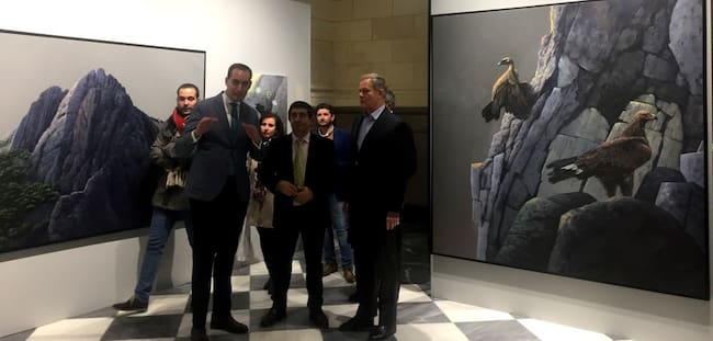 De izquierda a derecha el alcalde de Arjona, Juan Latorre; el presidente de la Diputación de Jaén, Francisco Reyes y el artista holandés, Alwin van der Linde, durante la inauguración de la exposición.