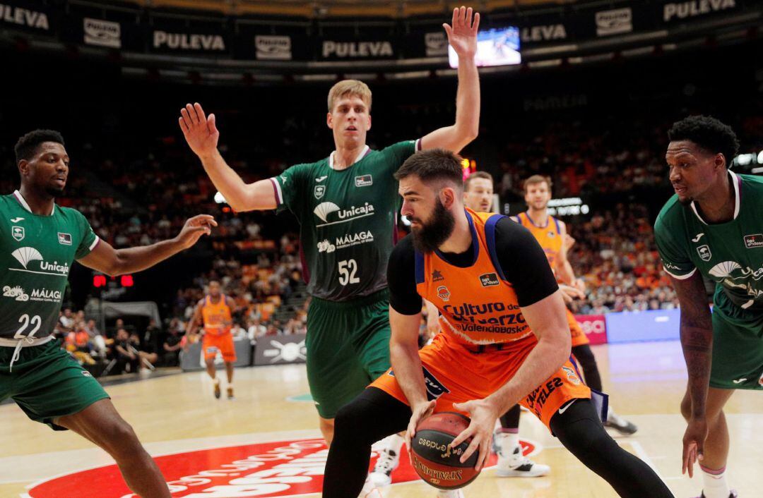 El pívot del Valencia Basket, Bojan Dubljevic, trata de vencer la defensa del Unicaja Málaga durante el partido de la quinta jornada de la Liga Endesa. EFE-Kai Försterling