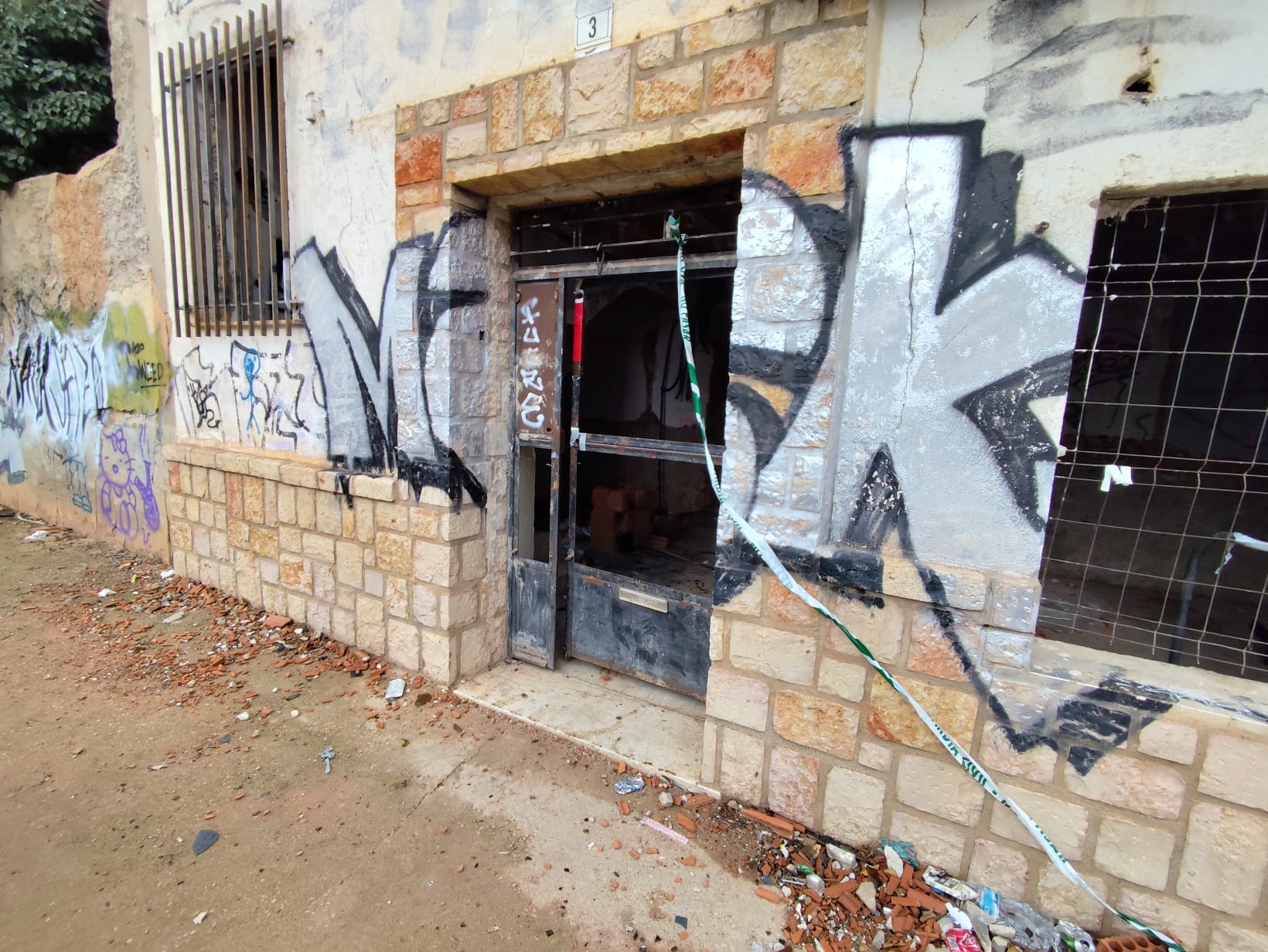 Imagen de la vivienda abandonada de Villarrobledo (Albacete) en donde se ha producido la agresión con arma blanca