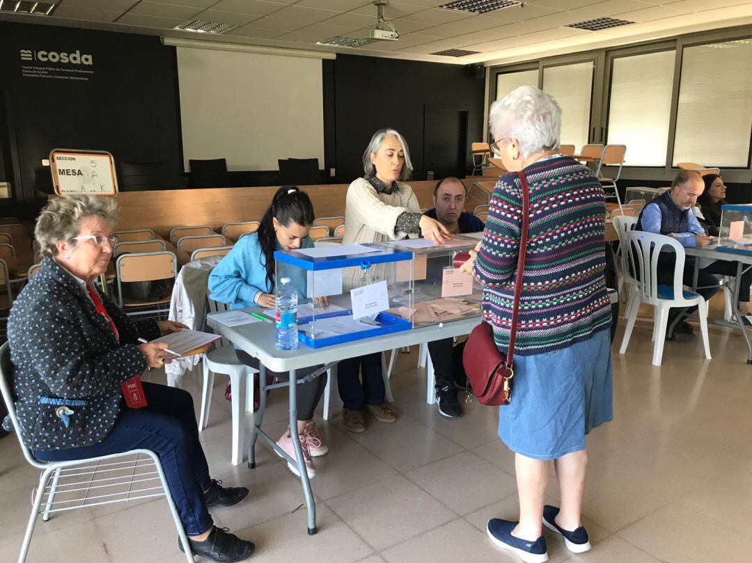 Los colegios electorales han abierto a las 9:00. En la imagen, un centro escolar del Grao de Castelló