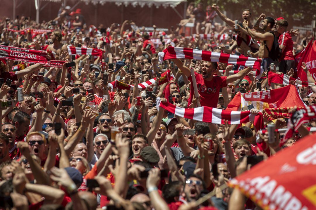 La afición del Liverpool y Tottenham llenaron de color las calles de Madrid