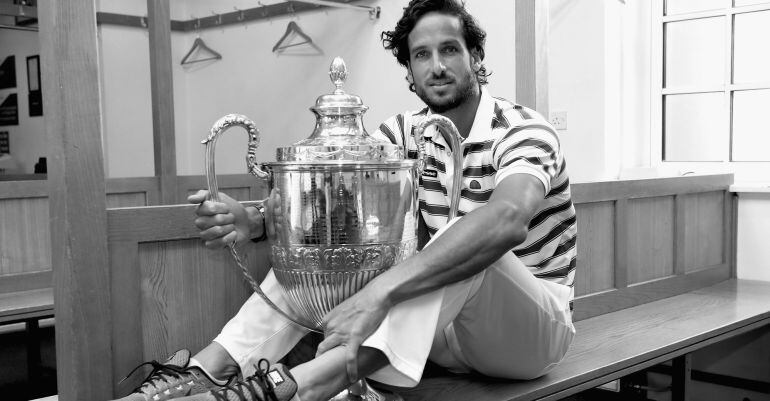 Feliciano López posa con la copa de ganador del torneo de Queens