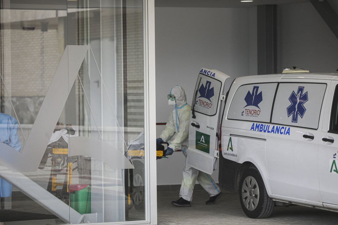 Personal sanitario con traje EPI durante el ingreso de un paciente COVID-19 (Archivo)