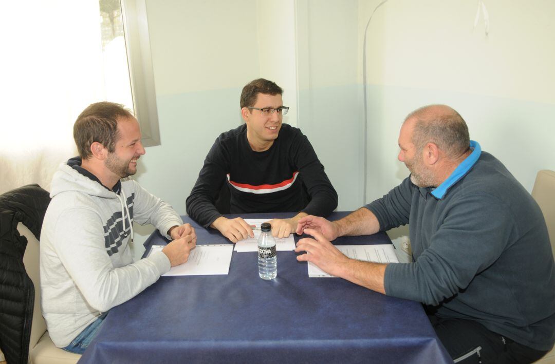 Javier Segovia en el centro junto a Juan Pedro Marcos (d) y Alberto Serna miembros de su candidatura 