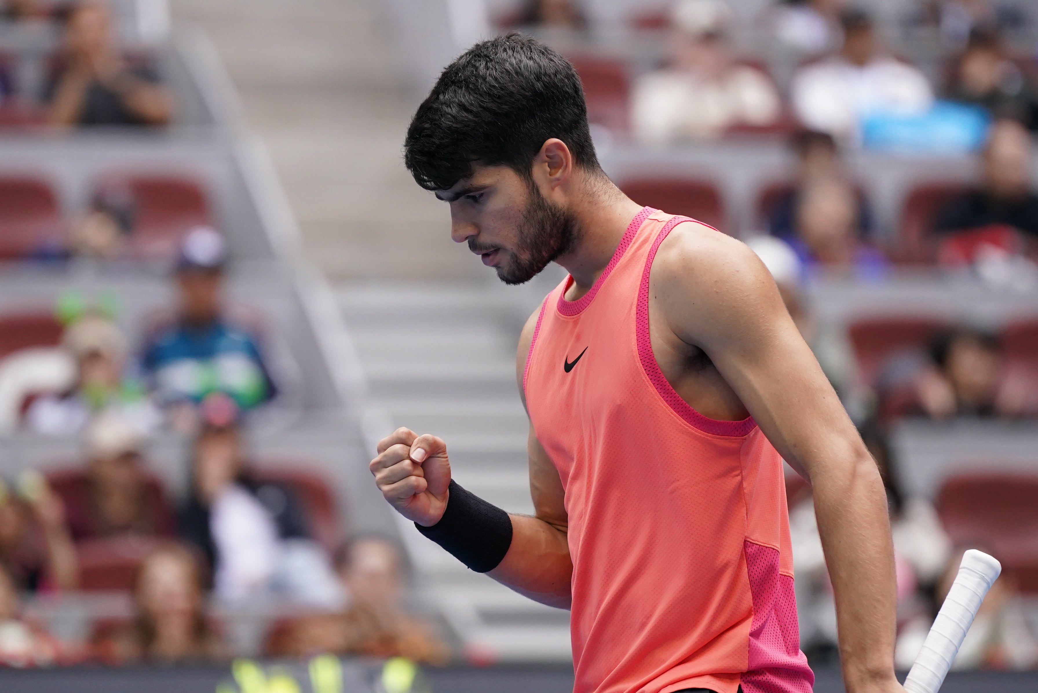 Carlos Alcaraz celebra un punto contra Karen Khachanov en el ATP de Pekín