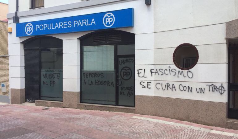 Las pintadas amenazantes han aparecido el 1 de mayo en la sede del partido