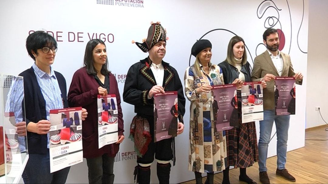 La presidenta de la Diputación de pontevedra, carmela Silva, con algunos de los representantes del colectivo organizador del desfile de traje tradicional gallego.