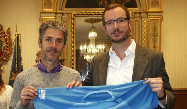 El atleta Martín Fiz y el alcalde Javier Maroto.
