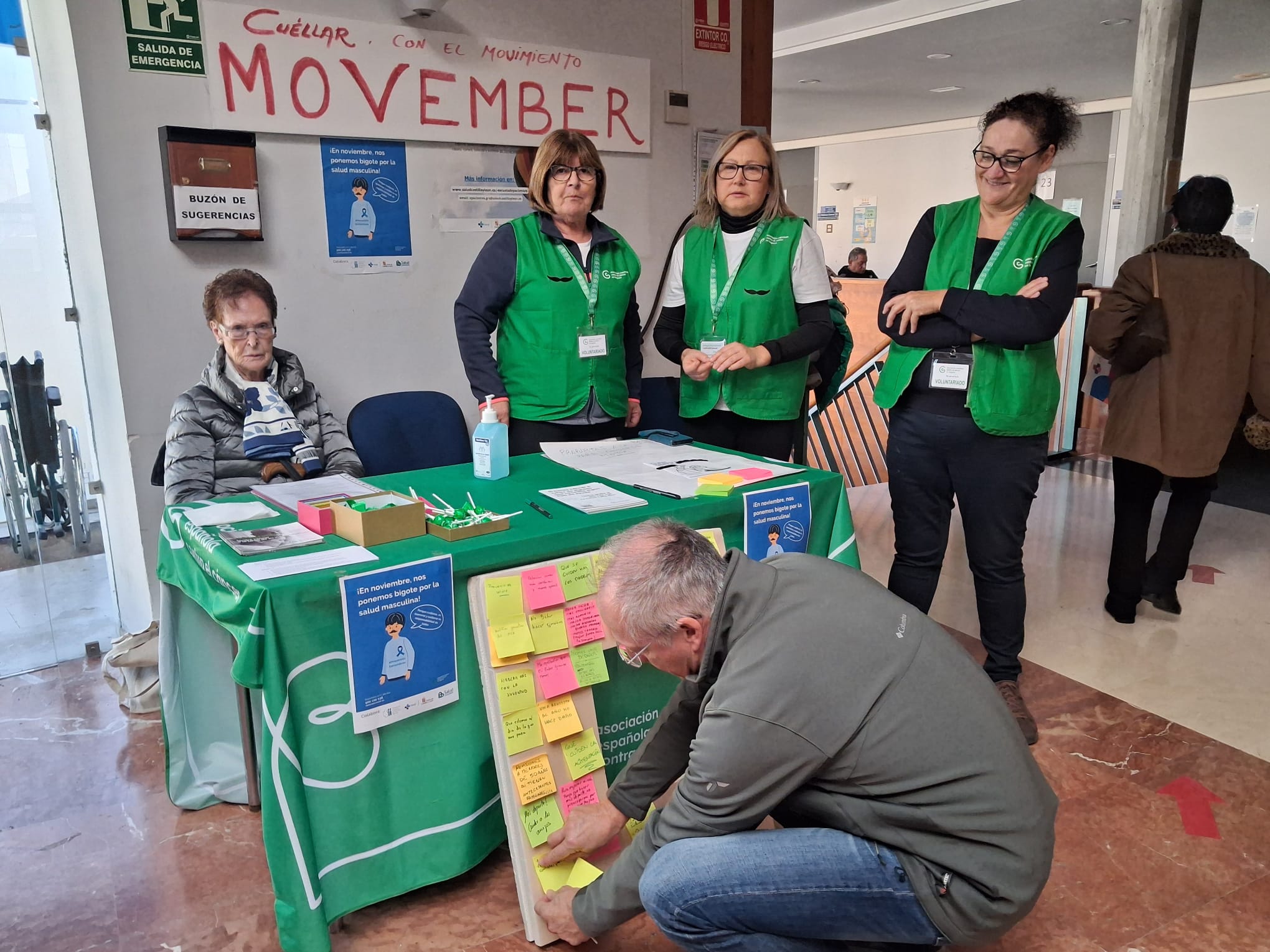 Voluntarios de la AECC de Cuéllar realizan una campaña de concienciación en el Centro de Salud de Cuéllar