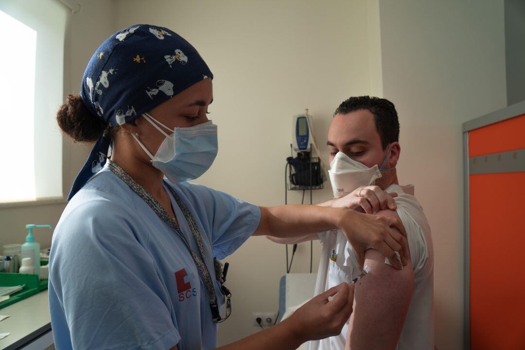 En el Hospital de Valdecilla se han vacunado ya el 90 por ciento de los profesionales.