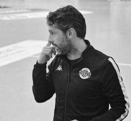 Juanín, durante uno de sus partidos al frente de los equipos de base del Ademar