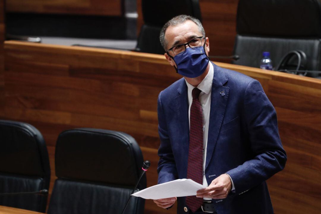 El consejero de Salud, Pablo Fernández, durante su intervención en la Junta.