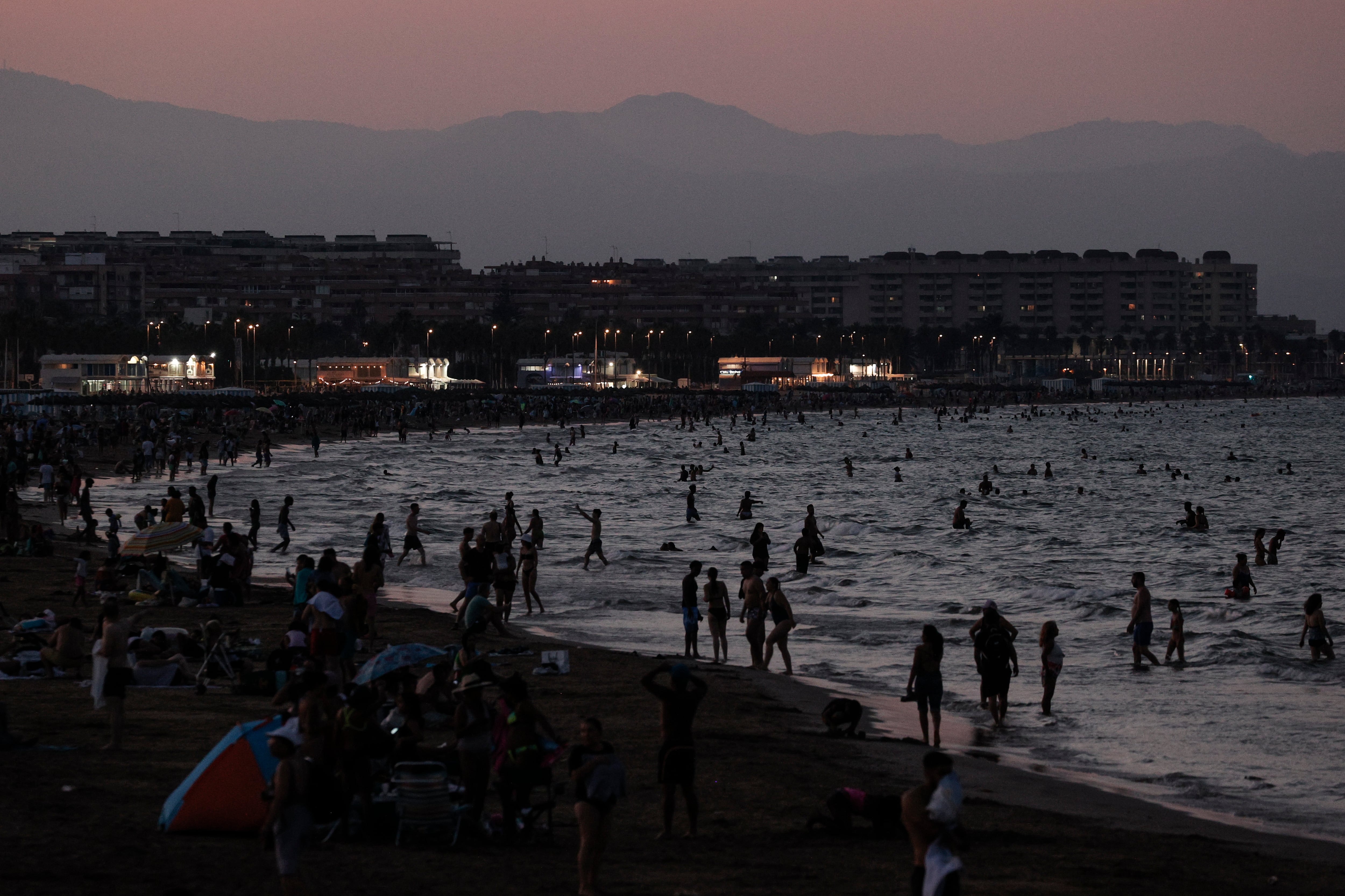 Cientos de personas permanecen en las playas de Las Arenas y la Malvarrosa de Valencia pasadas las nueve de la noche tratando de mitigar el calor acrecentado por la alta humedad ambiental