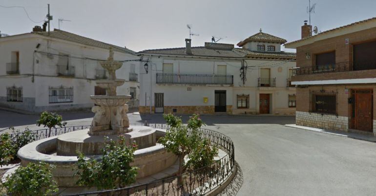 Plaza de la localidad con ayuntamiento de fondo