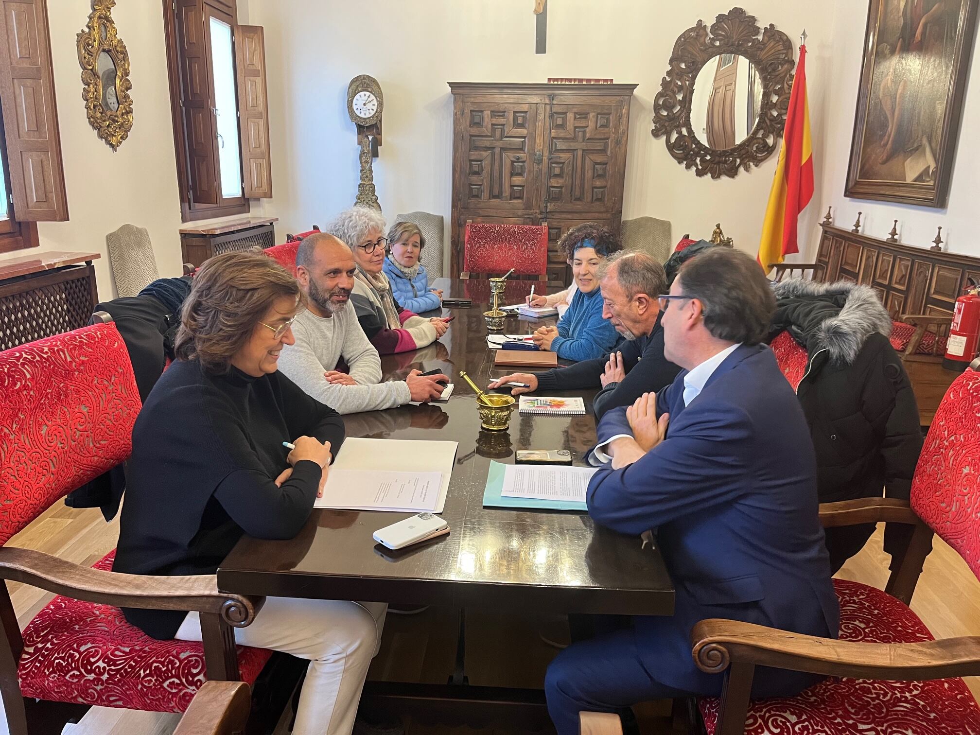 La presidenta de la Diputación y el diputado de Servicios Sociales en el encuentro  de esta mañana con representantes de los sindicatos de CCOO, UGT y CSIF