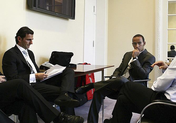 Pedro Martínez De la Rosa y Lewis Hamilton, instantes antes de declarar ante la FIA.