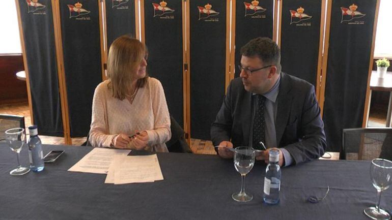 La Presidenta del Real Club Náutico de Vigo y y el Presidente de la Coral Casablanca firmando el Convenio.