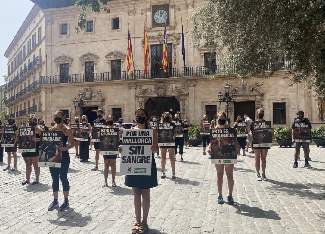 Alrededor de 40 personas han protestado en Palma en contra del regreso de las corridas de toros a Balears.