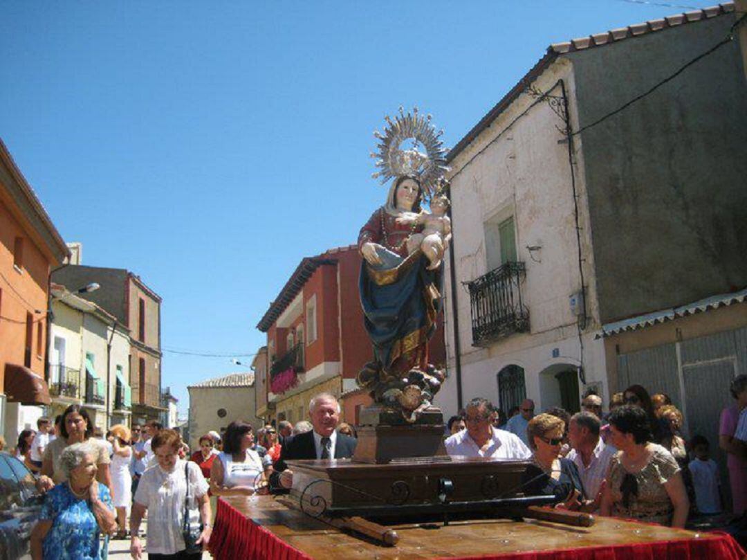 Los vecinos procesionan a la Virgen del Rosario