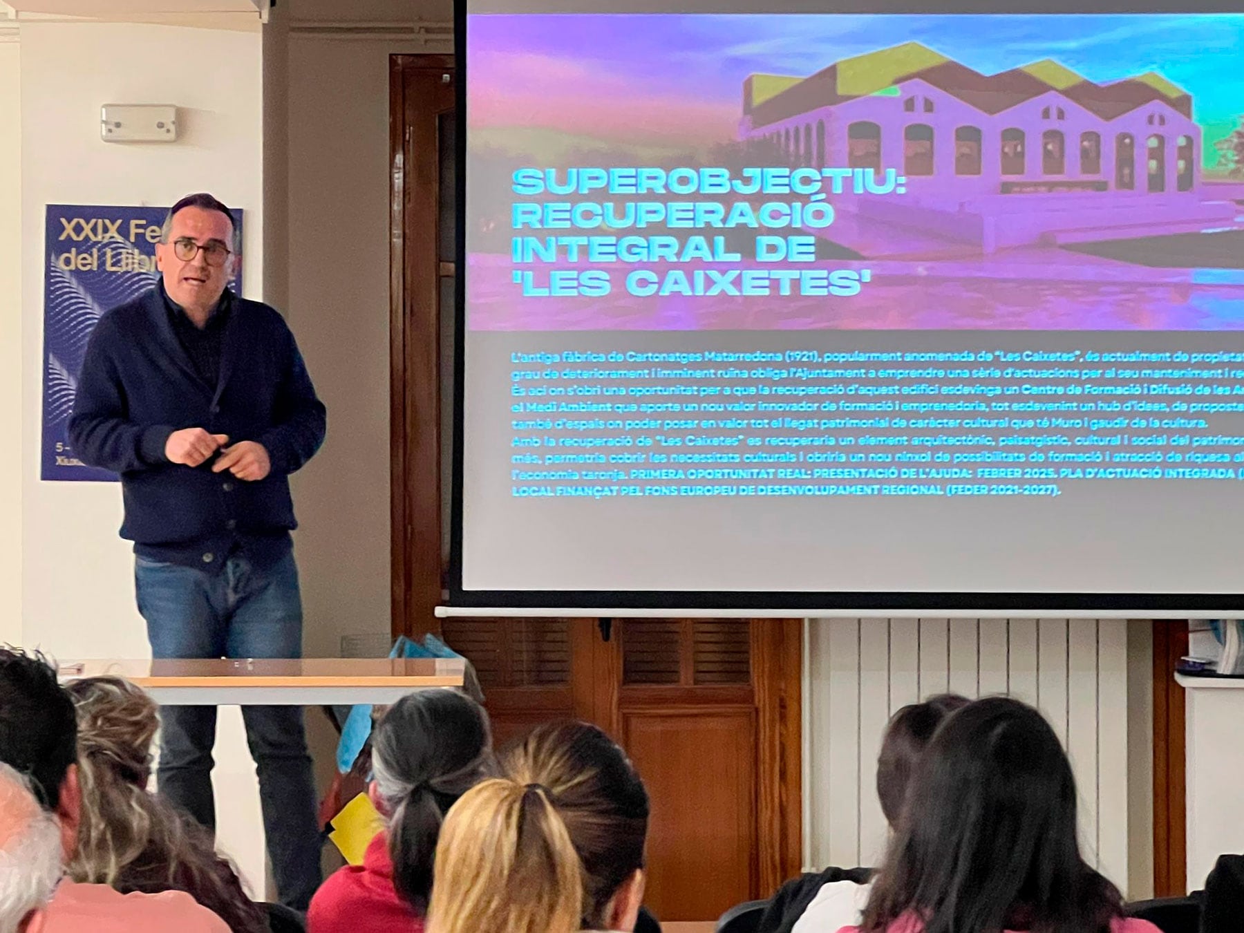 Josep Valero, técnico redactor del proyecto Muro Districte Cultural, durante la explicación del mismo al Consell de Participación Ciudadana y más en concreto de la iniciativa de rehabilitación de Les Caixetes