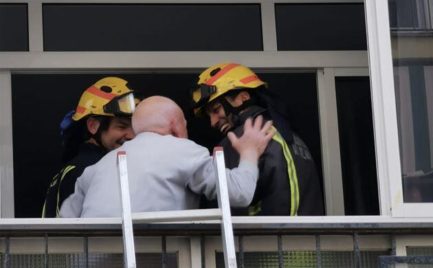 Los bomberos de Málaga en la vivienda del hombre
