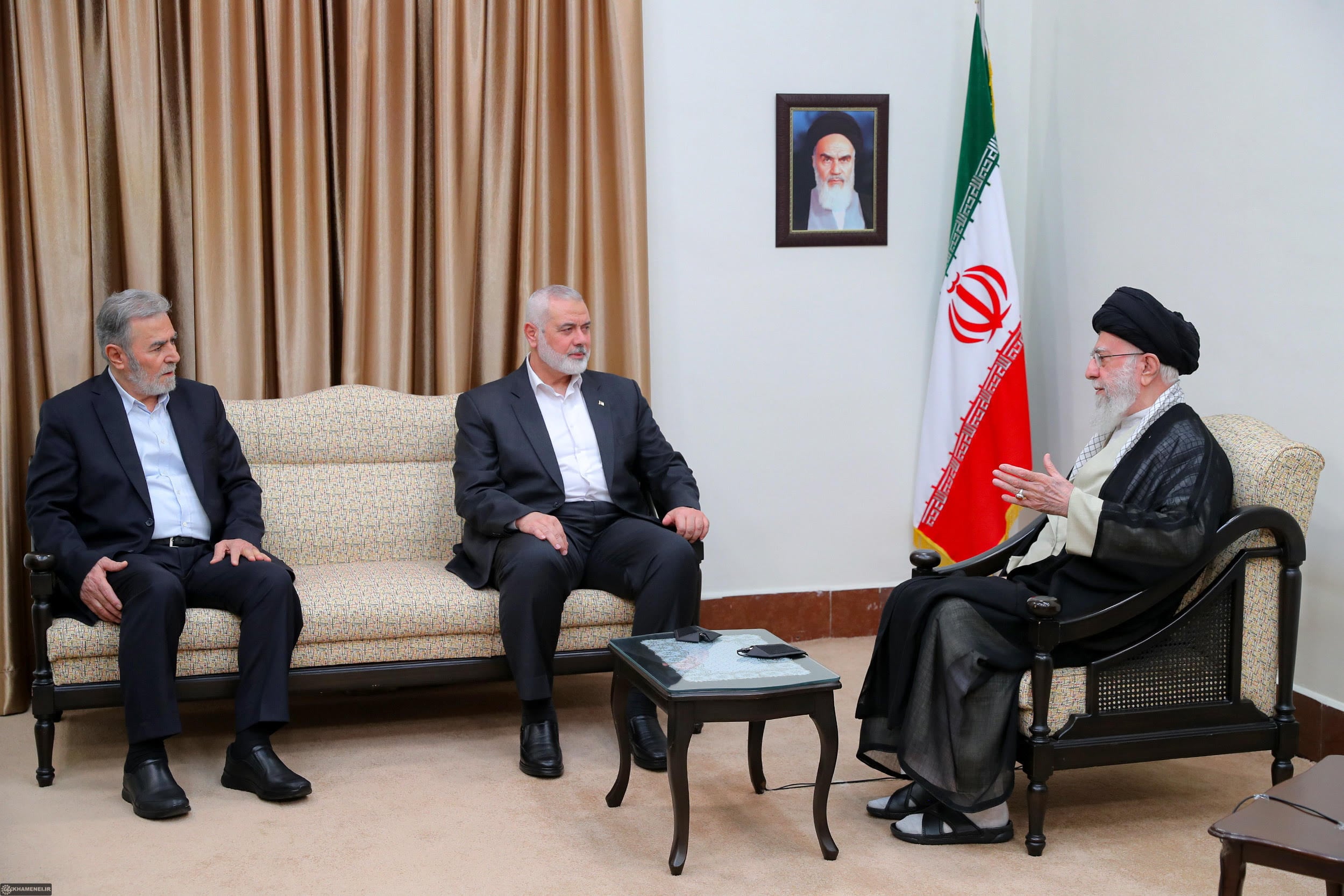 Foto de archivo del líder supremo de Irán, el ayatolá Ali Jamenei, junto al líder de Hamás, Ismail Haniya, en Teherán.