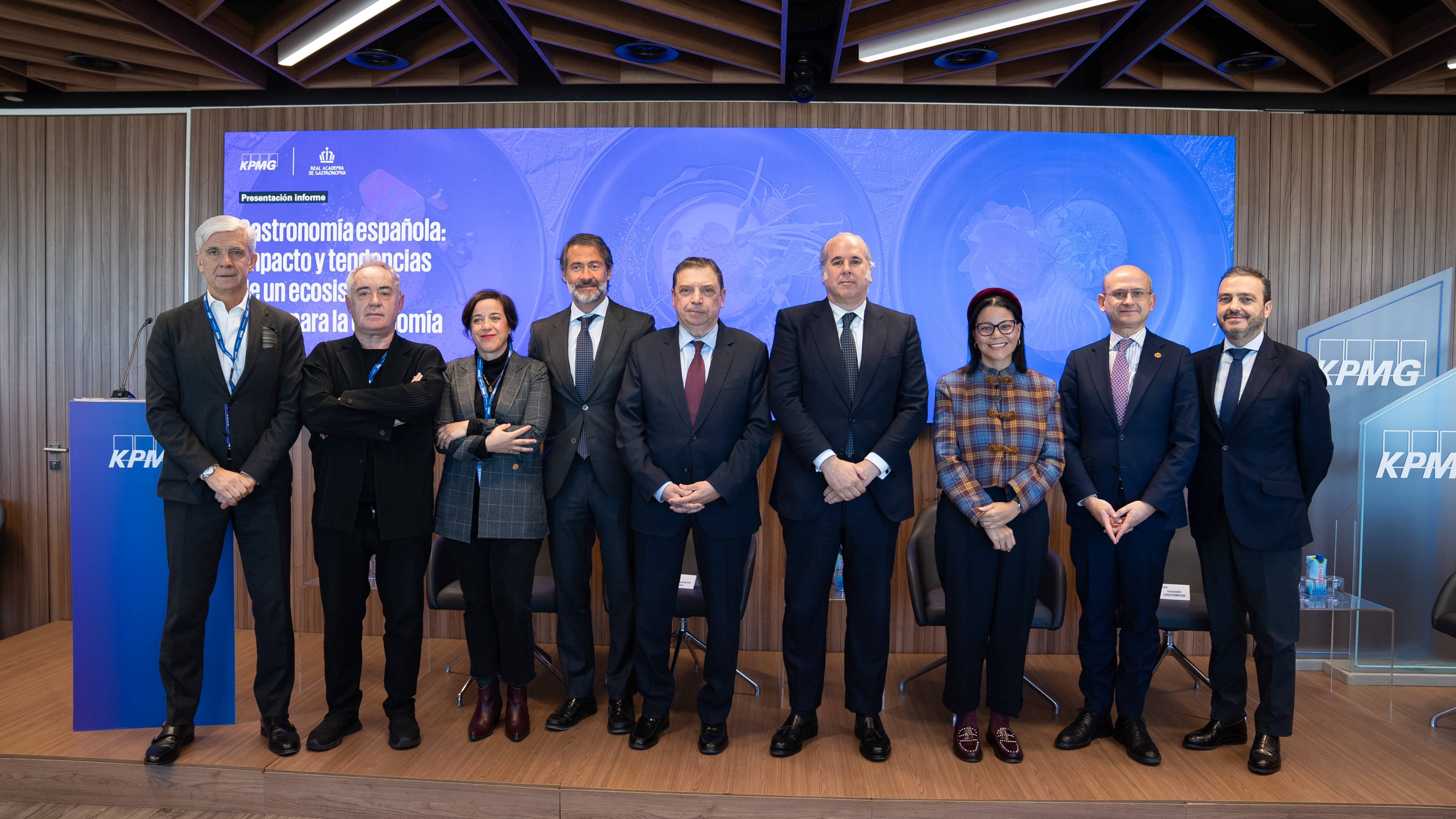 Ignacio Silva (i), Ferran Adria, Elisa Carbonell, Juanjo Cano, Luis Planas, Luis Suárez de Lezo, Natalia Bayona, José Miguel Herrero y Enrique Porta (d), en la presentación del informe de KPMG.